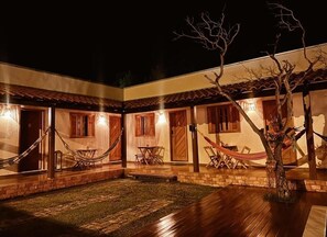 Outdoor dining - Vila Bonita Guest House (Alto Paraíso de Goiás)