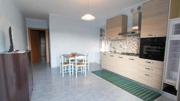 Frigorifero, forno, piano cottura, pentole/stoviglie/utensili