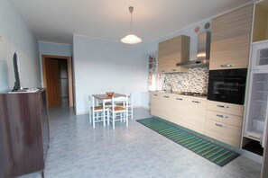 Frigorifero, forno, piano cottura, pentole/stoviglie/utensili