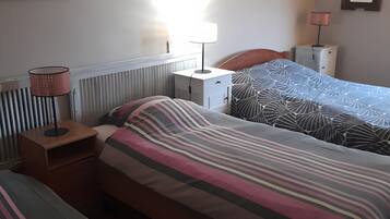 4 bedrooms, iron/ironing board, WiFi, bed sheets