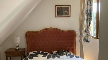 4 habitaciones, tabla de planchar con plancha, wifi y ropa de cama