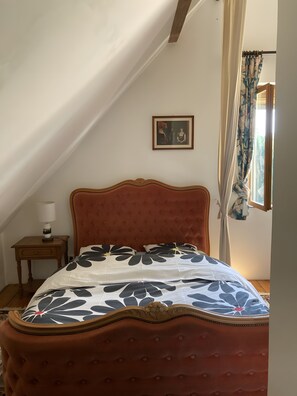 4 habitaciones, tabla de planchar con plancha, wifi y ropa de cama 