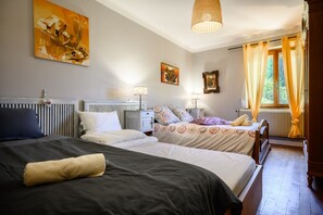 4 bedrooms, iron/ironing board, WiFi, bed sheets