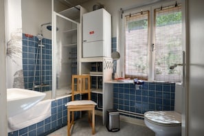 Shower, free toiletries, hair dryer, towels