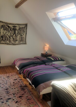 4 habitaciones, tabla de planchar con plancha, wifi y ropa de cama 