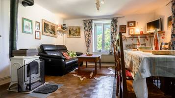 TV, caminetto, impianto stereo
