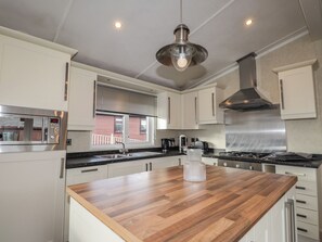 Opvaskemaskine, køkkentøj/tallerkener/redskaber