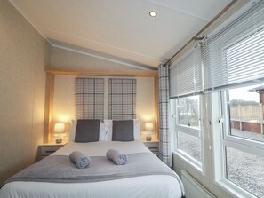 2 phòng ngủ, trang trí khác biệt 