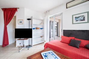 TV - Le Lido Apartment – Beach, Pool, Parking, Sea View, Wi-Fi, Air Conditioning (Cagnes-sur-Mer)