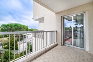 Property grounds - Le Lido Apartment – Beach, Pool, Parking, Sea View, Wi-Fi, Air Conditioning (Cagnes-sur-Mer)
