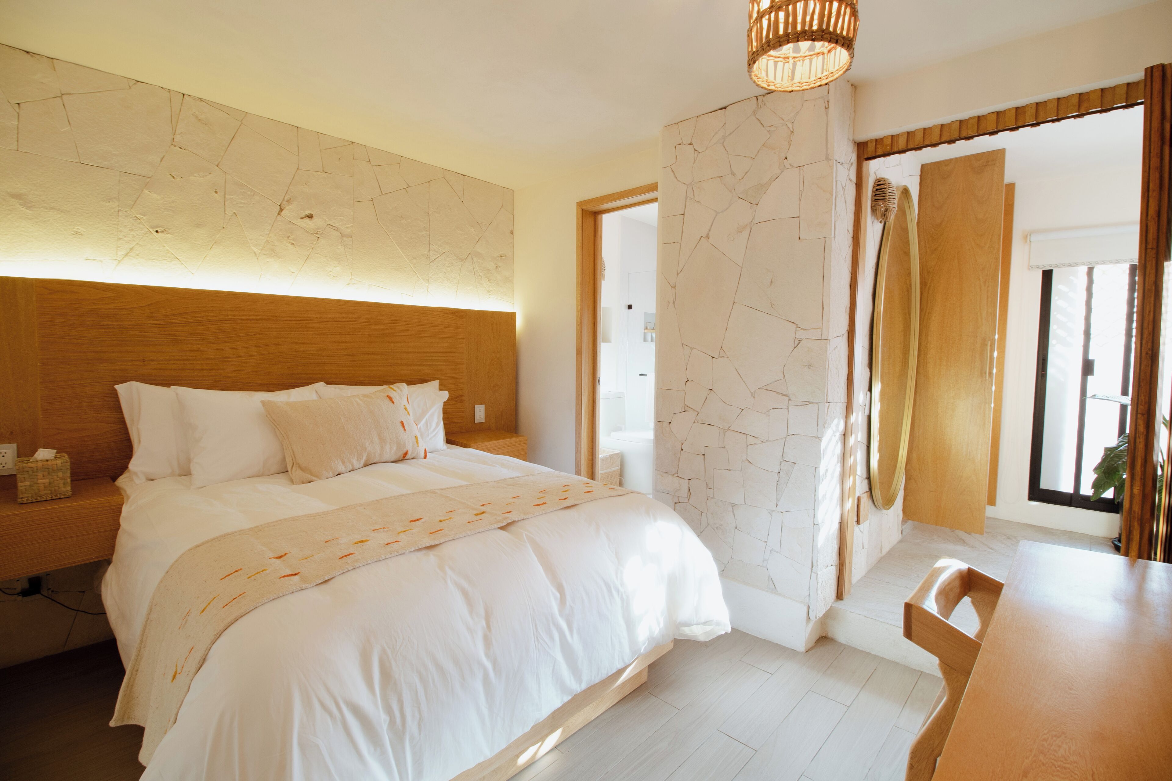 Deluxe-huone | Tallelokero huoneessa, työpöytä