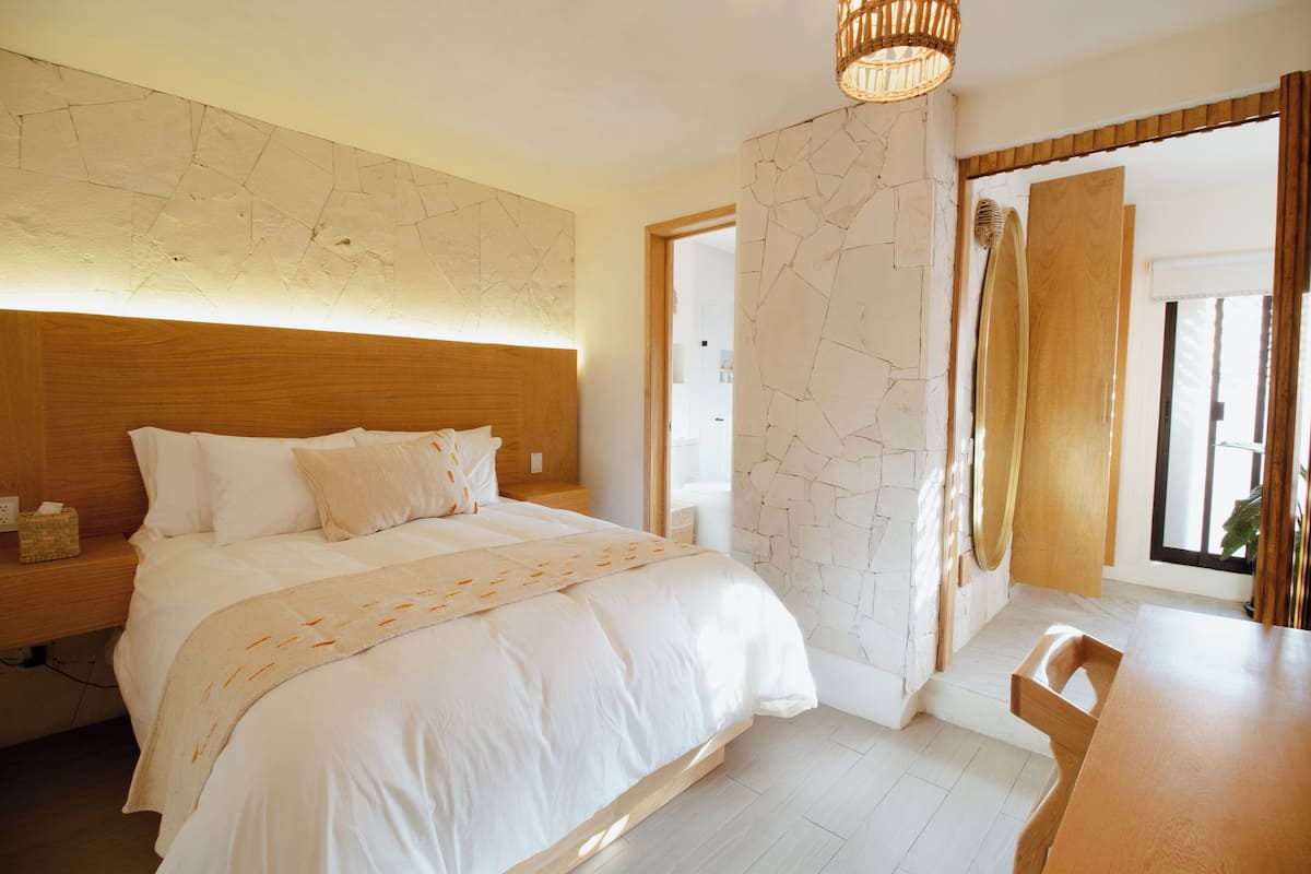 Deluxe Room | In-room safe, desk, laptop workspace, blackout curtains