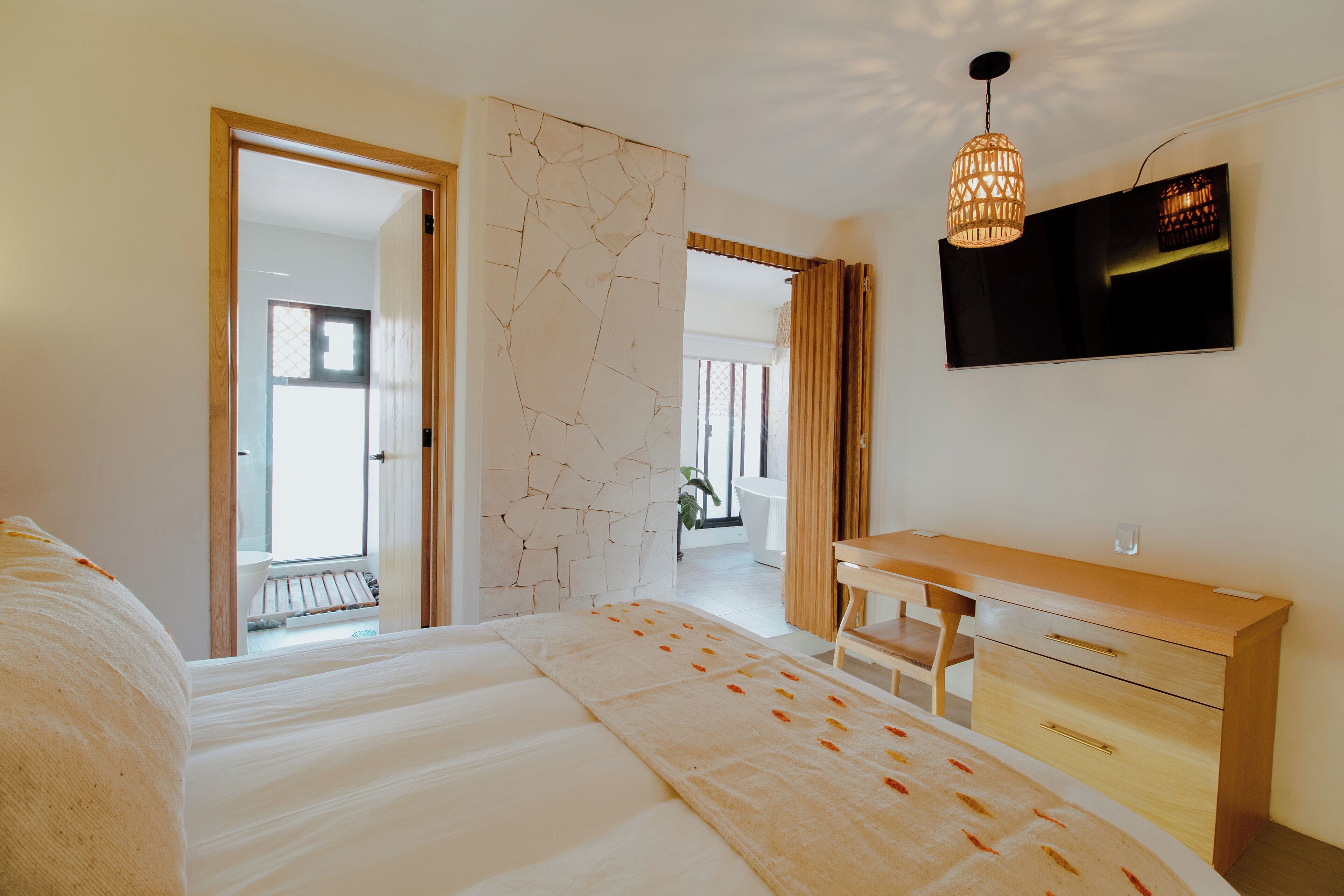 Quarto luxo, banheira | Cofres nos quartos, escrivaninha, espaço de trabalho para notebook