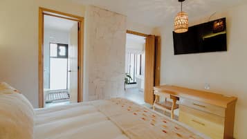 Quarto luxo, banheira | Cofres nos quartos, escrivaninha, espaço de trabalho para notebook