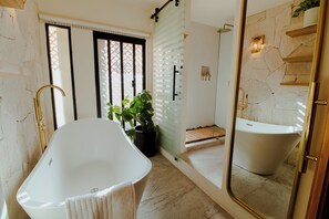 Kahden hengen deluxe-huone | Kylpyhuone | Hiustenkuivaaja, pyyhkeet, saippua, sampoo