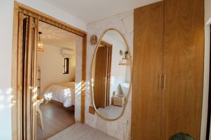 Ropa de cama de alta calidad y caja de seguridad en la habitación