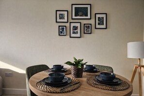 Dining - 2 Bed Apartment | Contractors | Prime Central MK| Parking | Sleeps5 (Milton Keynes)