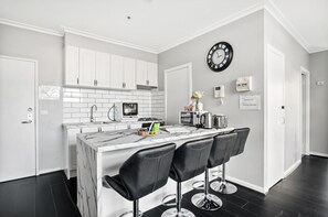 Apartment | Private kitchen - Central 3-bed Apartment in Vibrant Melbourne (Melbourne)