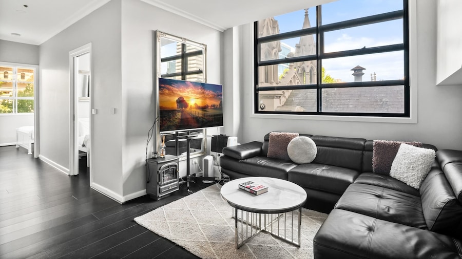 Central 3-bed Apartment in Vibrant Melbourne