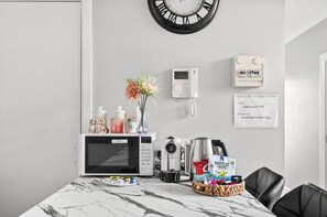 Apartment | Private kitchen - Central 3-bed Apartment in Vibrant Melbourne (Melbourne)