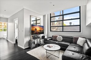 Apartment | Living room - Central 3-bed Apartment in Vibrant Melbourne (Melbourne)