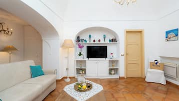 Leilighet, sjøutsikt | Oppholdsområde | En 32-tommers Flatskjerm-TV med digitale kanaler