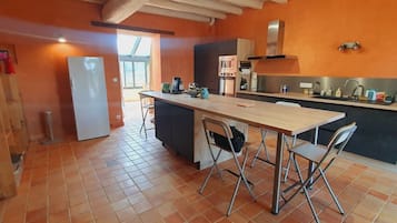 Kylskåp, mikrovågsugn, ugn och spishäll