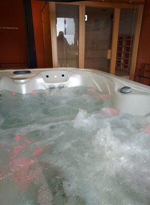 Indoor spa tub