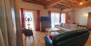 Een televisie en een tafeltennistafel