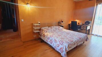 2 slaapkamers, een strijkplank/strijkijzer, wifi, beddengoed