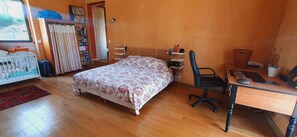 2 slaapkamers, een strijkplank/strijkijzer, wifi, beddengoed