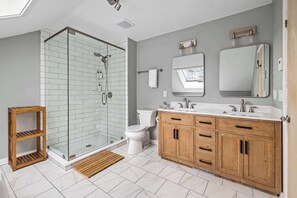 Douche, sèche-cheveux, serviettes fournies