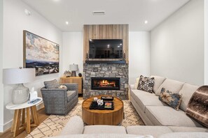 TV, fireplace, offices - Family Ski-In/Ski-Out at South Face Village (Ludlow)