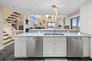 Køleskab, mikrobølgeovn, ovn, kogeplade