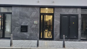 Eine Gebäudefassade mit einem Schild, auf dem ‚Boulevard Getaway‘ steht.