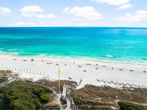 En la playa y playa de arena blanca