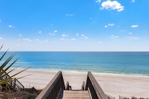 In Strandnähe, weißer Sandstrand