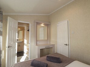 2 Schlafzimmer, individuell dekoriert, individuell eingerichtet