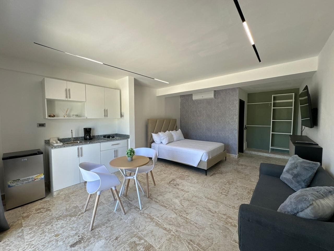 Habitación doble superior | Camas con efecto memoria y espacio para trabajar con laptop 