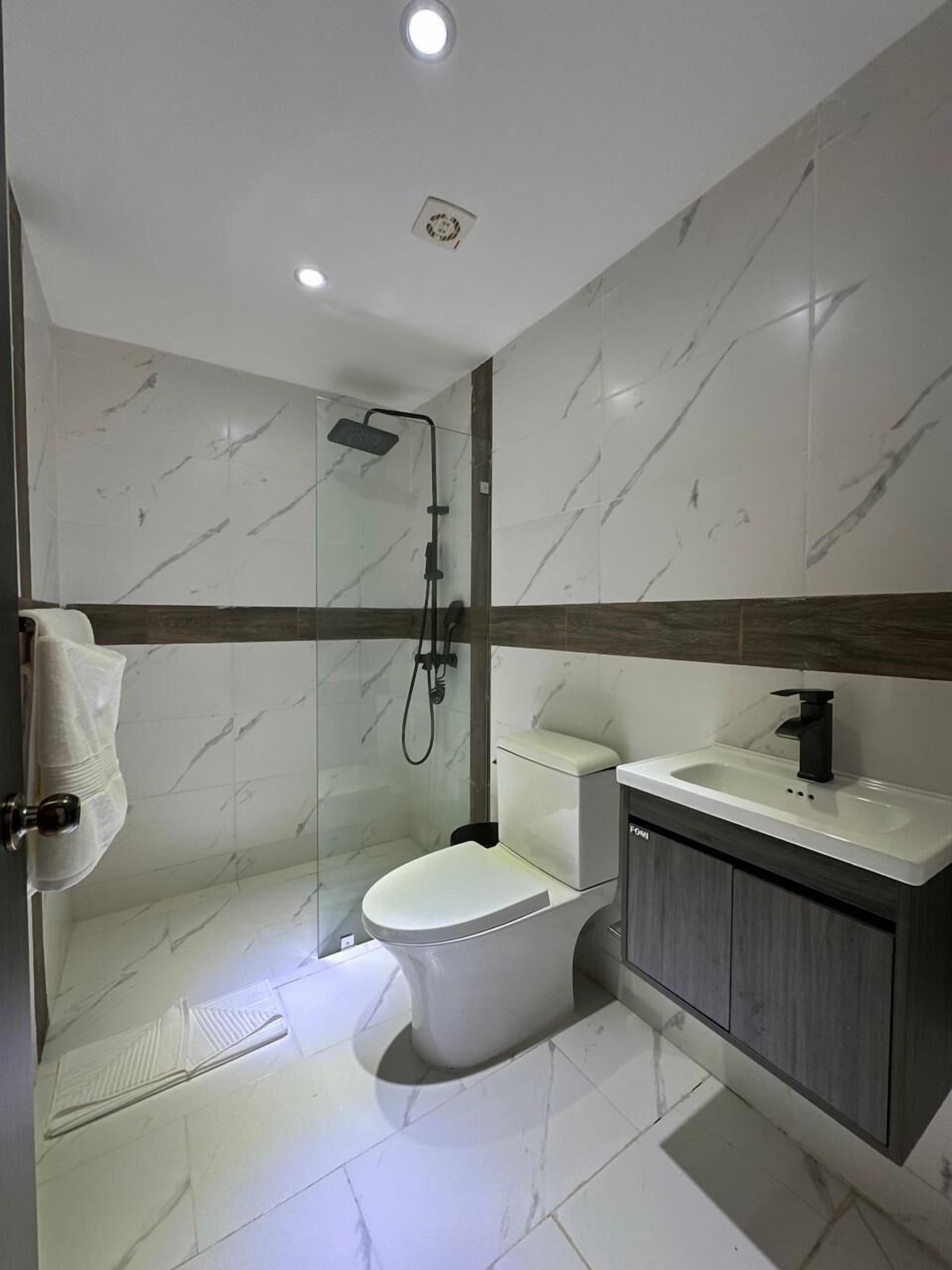 Superior Double Room | Bathroom | Combined shower/bathtub, towels, soap, shampoo