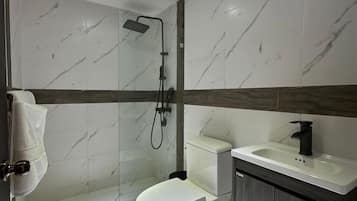 Superior Double Room | Bathroom | Combined shower/bathtub, towels, soap, shampoo