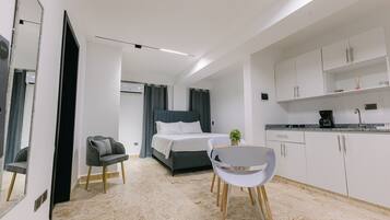 Standard-Doppelzimmer | Betten mit Memory-Foam-Matratzen, laptopgeeigneter Arbeitsplatz