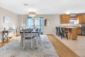 Dining - Sound-View Beach Retreat w/ Multiple Decks, Kayaks & Bikes  Island Vibes (Navarre)