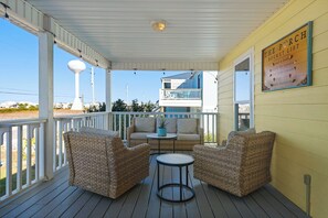Terrace/patio - Sound-View Beach Retreat w/ Multiple Decks, Kayaks & Bikes  Island Vibes (Navarre)