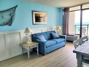 Living area - Direct Oceanfront condo in Landmark Resort (Myrtle Beach)