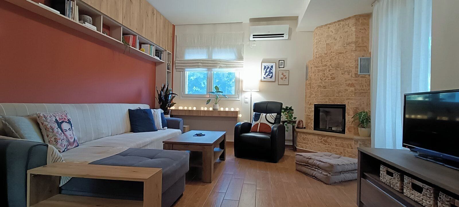 Smart TV, fireplace