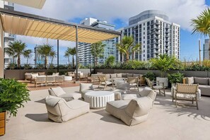 Terrace/patio - Luxury Downtown Miami Condo | Pool+HotTub+Gym (Miami)