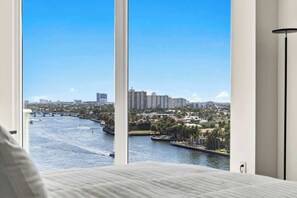 Iron/ironing board, travel cot, WiFi, bed sheets - Ocean-View Luxury 3BR | Pool, Gym & Beach Access (Fort Lauderdale)