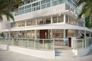 Exterior - Ocean-View Luxury 3BR | Pool, Gym & Beach Access (Fort Lauderdale)
