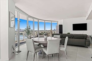Dining - Ocean-View Luxury 3BR | Pool, Gym & Beach Access (Fort Lauderdale)